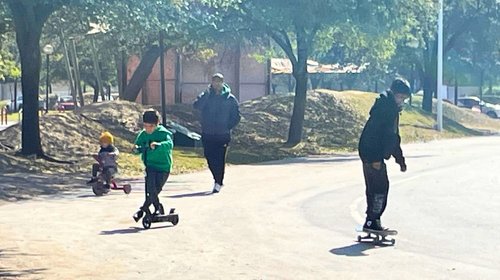 Desafían regios al frío ejercitándose en Parque Fundidora