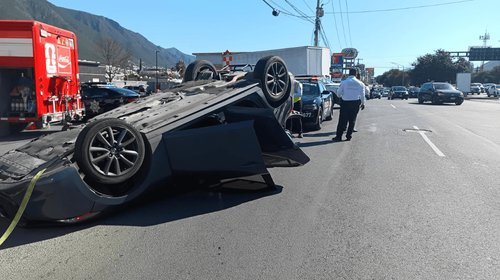 Conductor resulta ileso tras volcarse sobre avenida Garza Sada