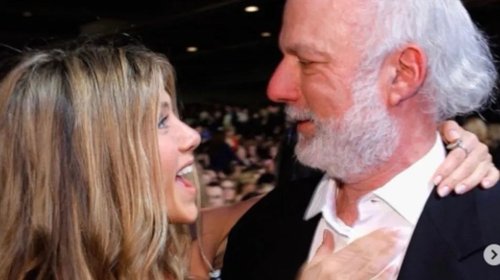 Jennifer Aniston homenajea a director de 'Friends', James Burrows