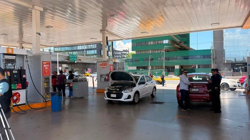 Suspenden gasolinera por daños en autos tras cargar gasolina