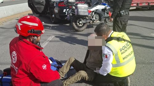 Auxilia oficial de Tránsito a adulto mayor atropellado