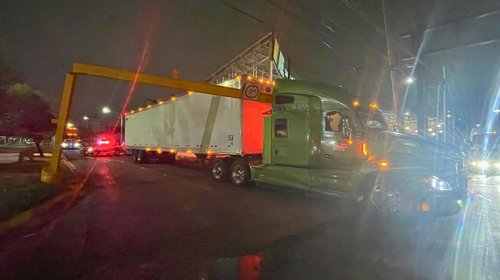 Tráiler derriba estructura metálica en San Nicolás