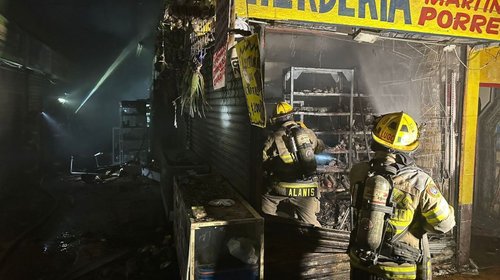 Incendio consume 2 locales en el Mercado Juárez de Monterrey