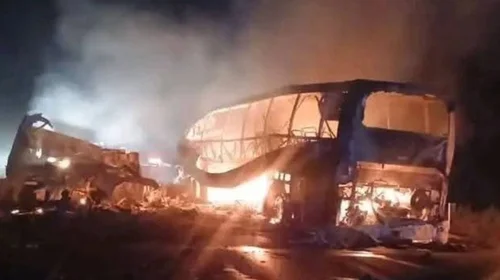 Autobús y tráiler chocan en Campeche; reportan muertos