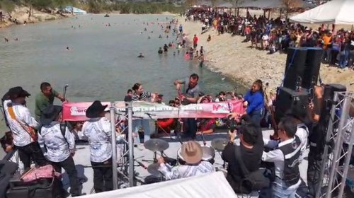 Cientos de familias disfrutan de 'La Playita de García'