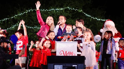 Celebran época navideña con encendido del Pino en Santa Catarina