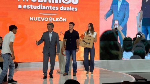 Gobierno de NL entrega laptops y plantea nueva Ley de Educación
