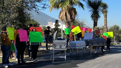 Protestan con ataúdes en casa de directivo de seguros