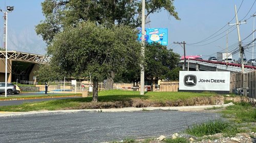 Evacúan a 522 empleados por incendio en planta de John Deere