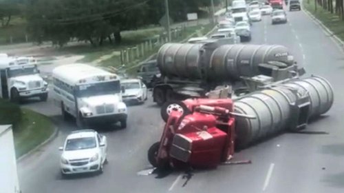 Vuelca pipa con combustible y cierran libramiento en Reynosa