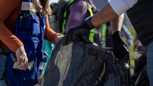 Recolectan residuos del Río Santa Catarina para fabricar cemento