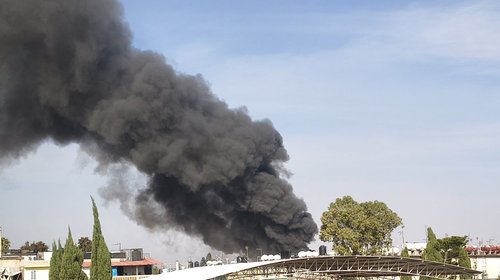 Sofocan incendio en fábrica de pintura en Estado de México