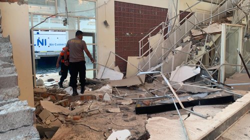 Terremoto de 7.7 deja cerca de 50 muertos en Indonesia