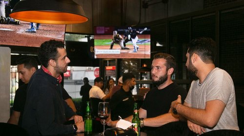 Doble emoción deportiva en Mulligan's, Golf Station y Batbox
