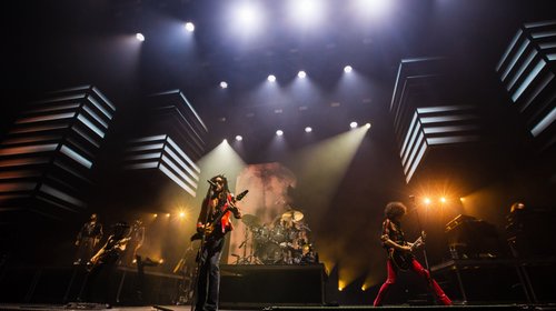 Lenny Kravitz supera fallas técnicas y enciende Monterrey