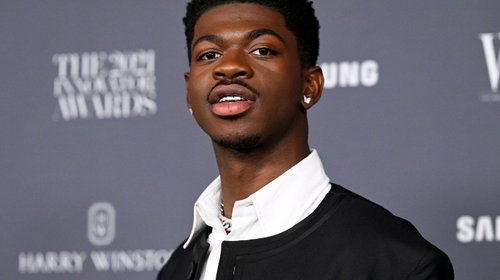 Lil Nas X enfrenta delitos graves por caminar desnudo en LA
