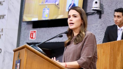 Plantea Lorena de la Garza debate por uso de celulares escolares