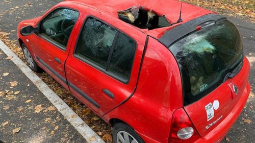 ¿Meteorito? Vehículo amanece con el techo perforado en Francia