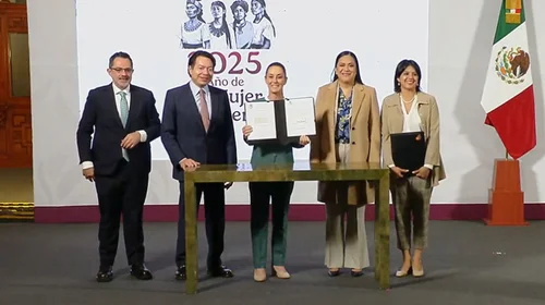 Firma Sheinbaum decreto que prohíbe siembra del maíz transgénico