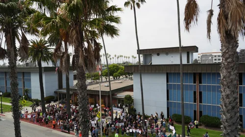 Jueza ordena a Trump dejar de hacer arrestos indiscriminados