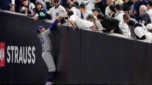 Expulsan a fan por quitarle la bola del guante a Mookie Betts
