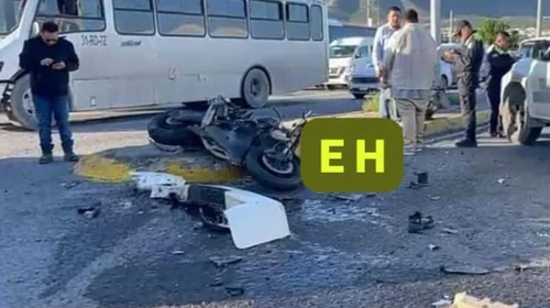 Muere motociclista tras chocar contra transporte de personal