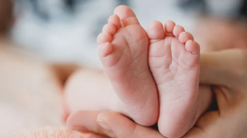 Nace bebé de embrión congelado hace más de 30 años
