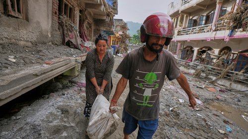 Sobrevivientes de inundación en Nepal y China van a zonas seguras