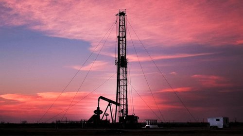 Petróleo de Texas repunta 2.5% por tensión en Medio Oriente