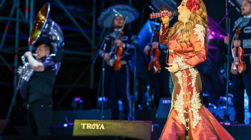 Myriam Montemayor cautiva en el Grito con música ranchera