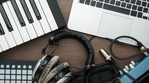 Descubre rasgos y tradiciones de grupos sociales en la música