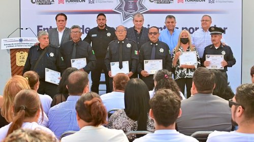 Reconocen legado de policías caídos y jubilados en Torreón
