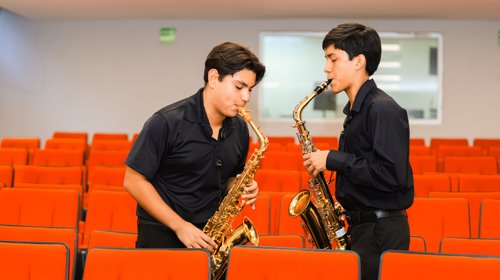 Alumnos de la UANL ganan concurso nacional de saxofón
