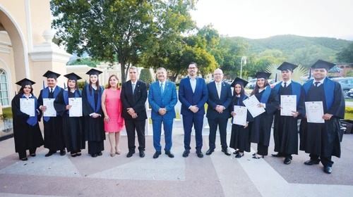 UANL gradúa a primera generación de prepa en Santiago