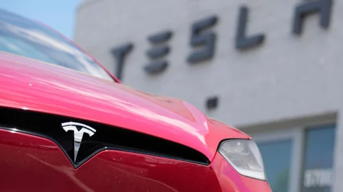 Por temor a represalias, inversores venden acciones de Tesla
