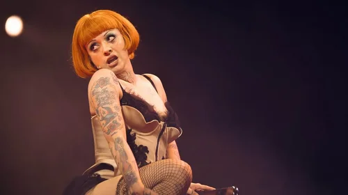 Mon Laferte debuta con éxito en teatro musical 'Cabaret'