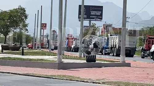Bloquean transportistas carretera a Saltillo en Santa Catarina