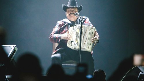 ¡Larga vida al rey! Celebra Ramón Ayala 60 años de carrera