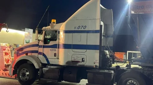 Recuperan en Coahuila tractocamión robado en NL; dos detenidos
