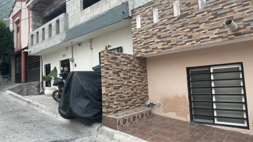 Reportan a vecina por muro en banqueta y obstruir a peatones