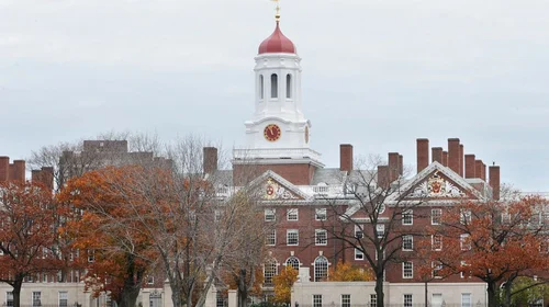 Revela Trump 'posible' acuerdo con Harvard, tras meses de pugna