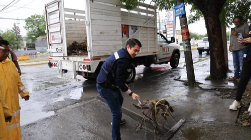 Levantan más de 6 toneladas de basura de las rejillas pluviales