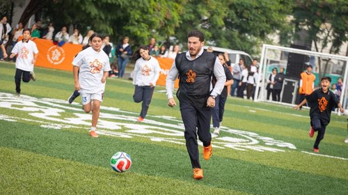 Previo a sorteo FIFA, Samuel entrega cancha y juega cascarita