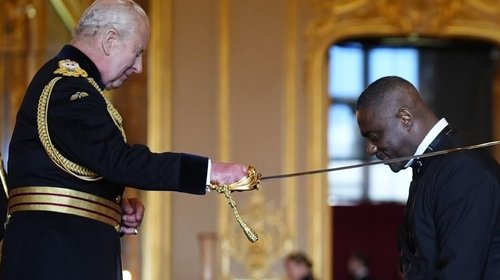 Carlos III convierte en caballero al actor Idris Elba