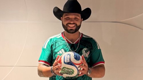 Leonardo Aguilar es regañado por tocar balón oficial del Mundial