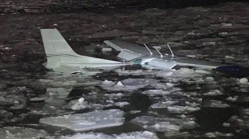 Avioneta cae en el río Hudson; tripulantes sobreviven