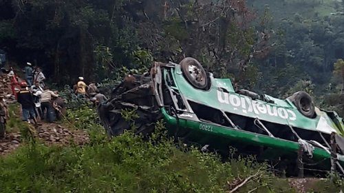 Suman 10 fallecidos en volcadura de autobús en Veracruz