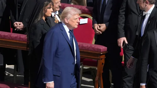 Trump asiste al funeral de Francisco y se reúne con Zelenski