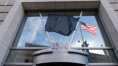 Juez le da cinco días a Trump para descongelar fondos de USAID