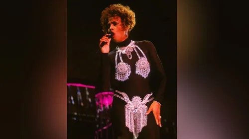 Subastan traje de Whitney Houston por $22,400 dólares